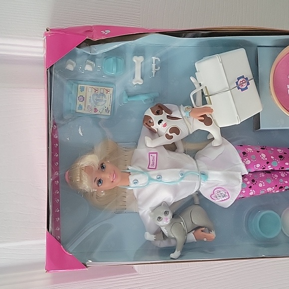 Pet Doctor Barbie - Picture 3 of 7